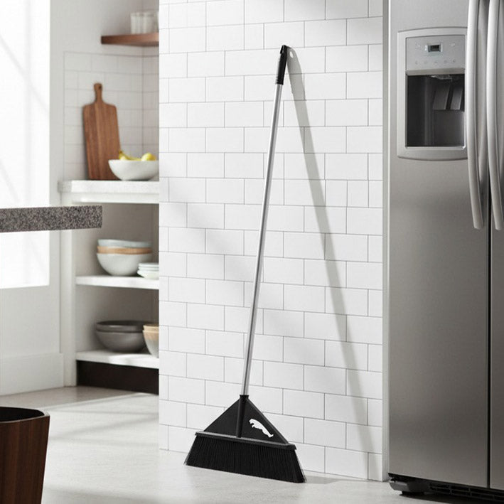 Balai pour nettoyage des sols cuisine blanche