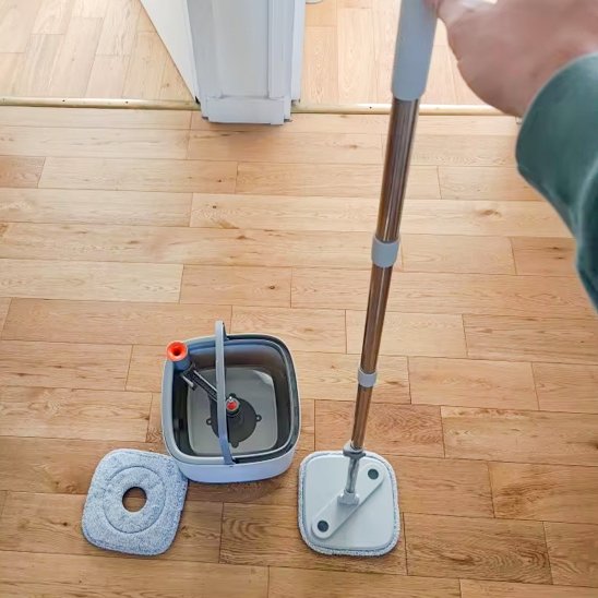 Vue détaillée du seau et serpillÚre ultra-performant avec accessoires sur parquet