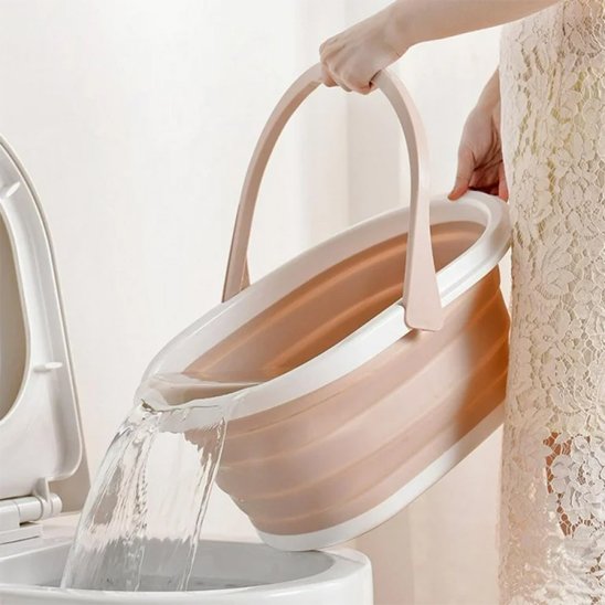 Seau qui comporte l'eau usée