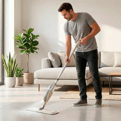 Homme nettoyant le salon avec serpillère balai