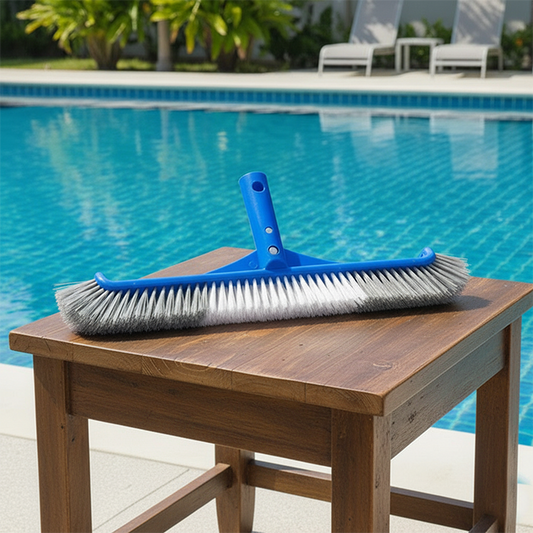Balai pour piscine sur une table