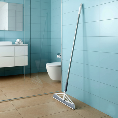 Balai raclette dans une salle de bain propre