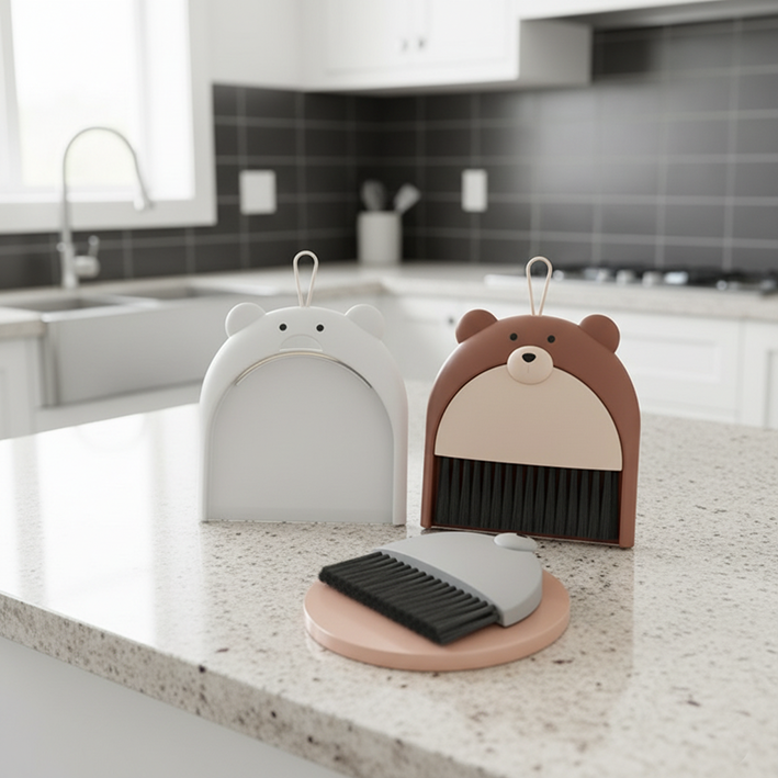 balayette sur un comptoir blanc dans la cuisine