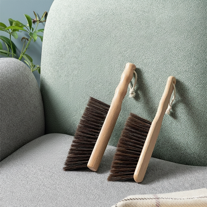 deux modèles de balayette sur canapé