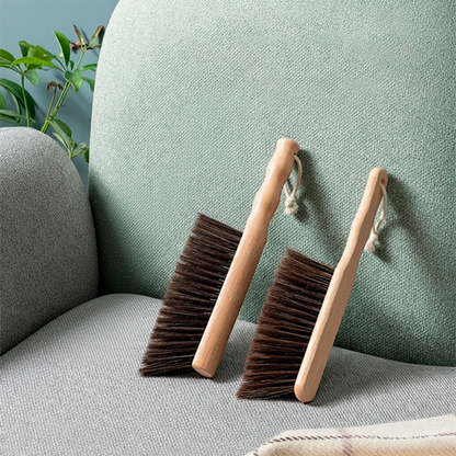 deux modèles de balayette sur canapé