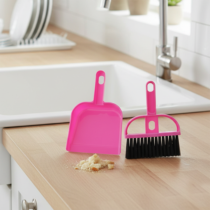 balayette pelle rose sur le comptoir de la cuisine