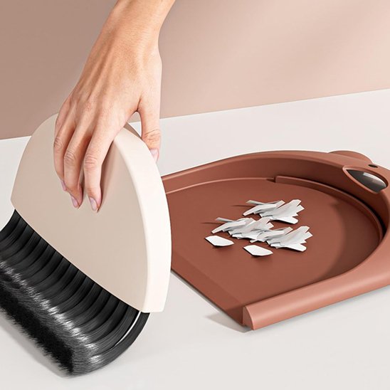 balayette qui ramasse les déchets sur un comptoir