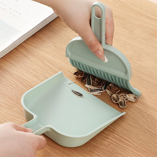 balayette ramasse miettes sur comptoir en bois