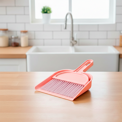 balayette rose pastel sur un comptoir cuisine