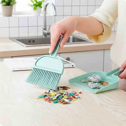 balayette verte dans la cuisine pour ramasser les déchets