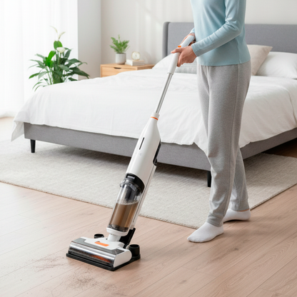 femme avec aspirateur laveur sans fil qui nettoie la chambre