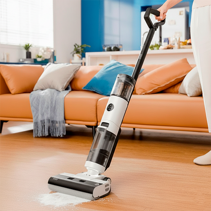 Femme nettoie avec l'aspirateur-laveur sans fil le parquet du salon