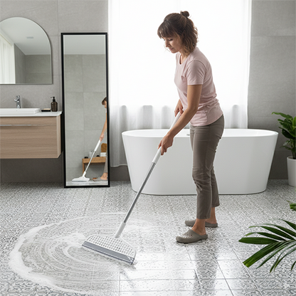 Femme avec balai pour nettoyage des sols salle de bain