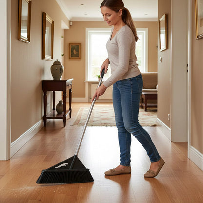 Femme nettoie le couloir avec balai-pour nettoyage des sols