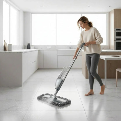 femme avec serpillère balai fait un  nettoyage ultra performant