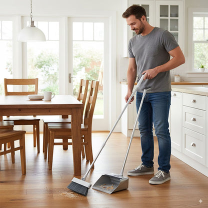 homme nettoie cuisine avec balai pour nettoyage des sols