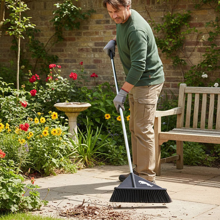 Homme nettoie jardin avec balai pour nettoyage des sols