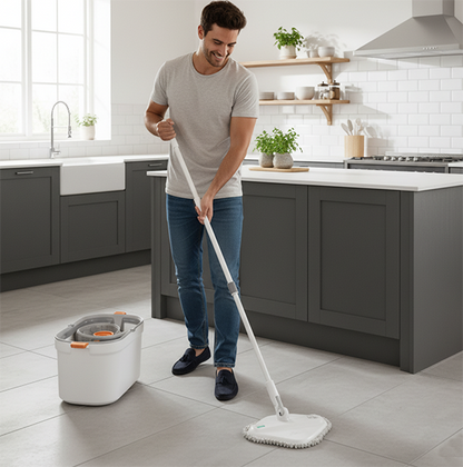 Homme nettoyant le sol d'une cuisine grise avec le seau et serpillère ultra-performant