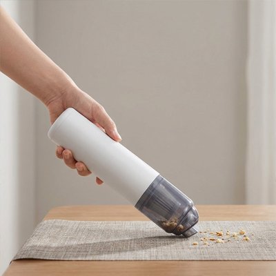 nettoyage de bureau avec mini aspirateur sans fil 