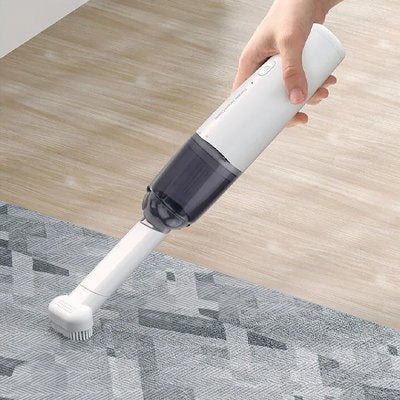 nettoyage de tapis gris avec mini aspirateur sans fil