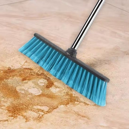 Nettoyage de la saleté avec le balai