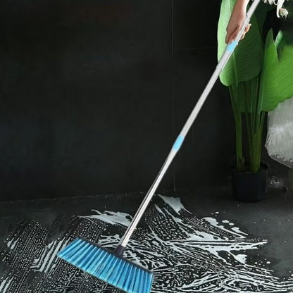 Nettoyage salle de bain avec du savon et le balai