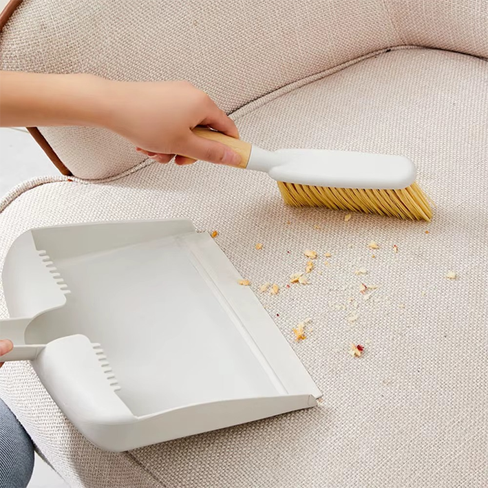 pelle balayette pour nettoyer le sofa