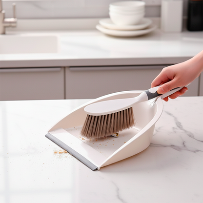 pelle et balayette déchet sur le comptoir de la cuisine