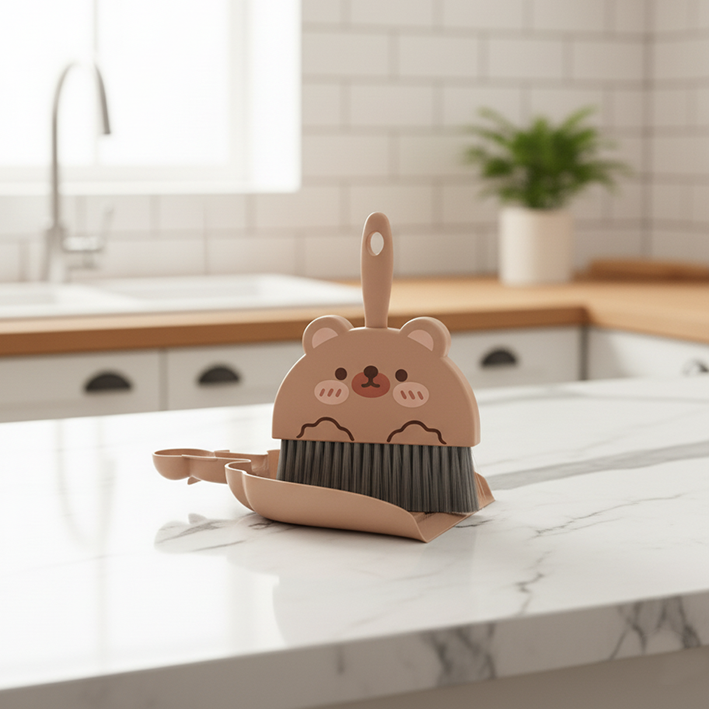 pelle et balayette marron sur comptoir