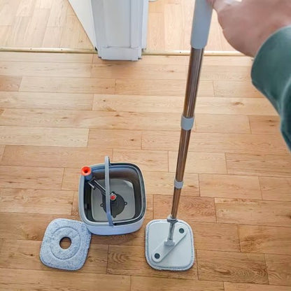 Vue détaillée du seau et serpillère ultra-performant avec accessoires sur parquet