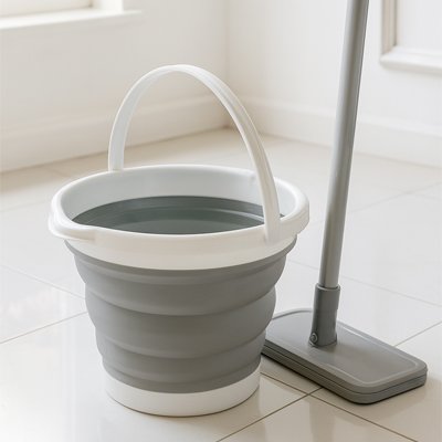 nettoyage du sol avec un seau pliable et un balai