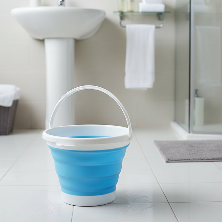 seau pliable bleu pour nettoyer la salle de bain