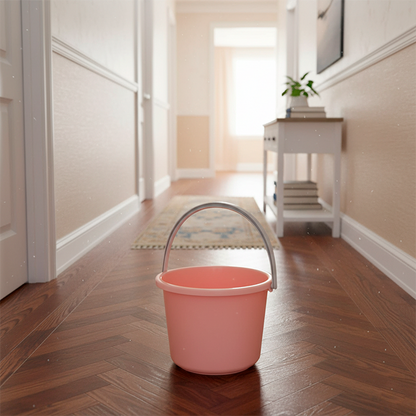 seau rose dans le couloir
