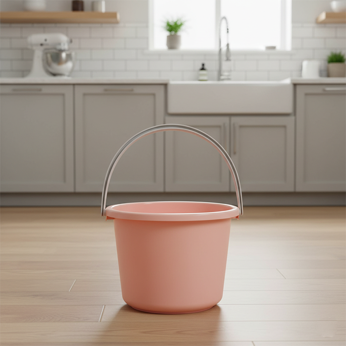 seau rose sur le sol en parquet propre