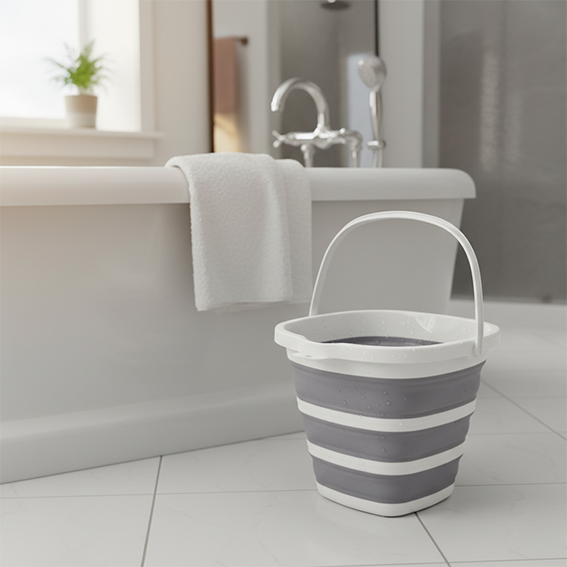 seau dan une salle de bain moderne