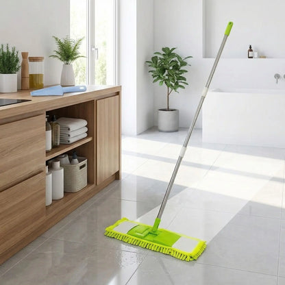 Serpillère verte absorbe l'eau sur le sol