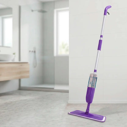 serpillère balai violet en microfibre dans la salle de bain 