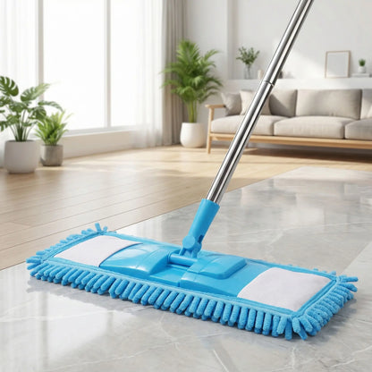 Serpillère chenille en couleur bleu sur un sol propre