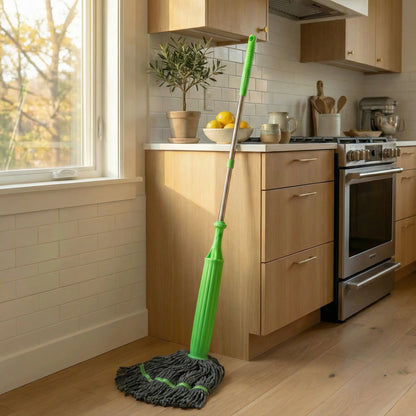 serpillère dans la cuisine propre et sol propre