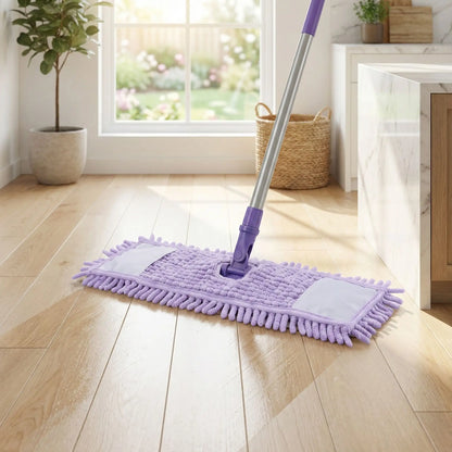 serpillère microfibre violète en chenille sur sol propre