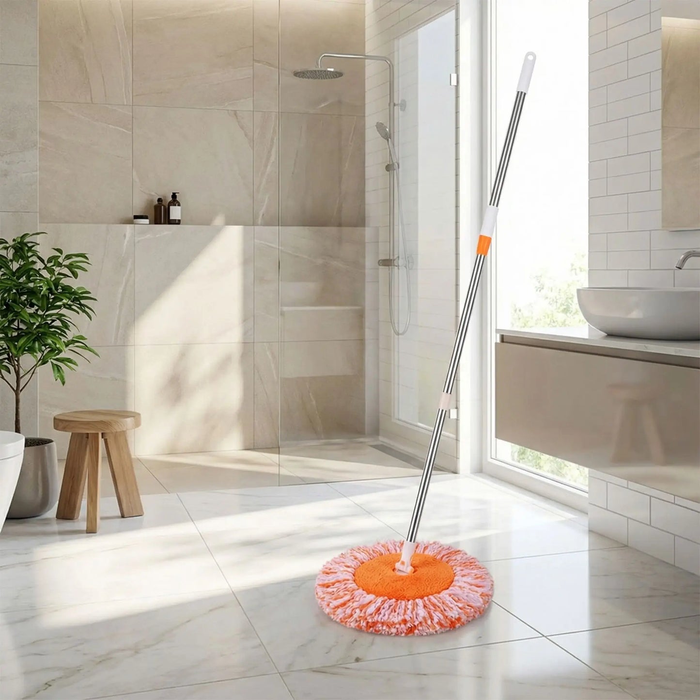 Serpillère dans la salle de bain moderne et propre