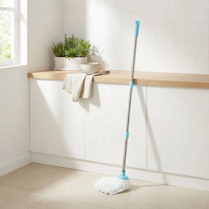serpillère dans la salle de bain propre